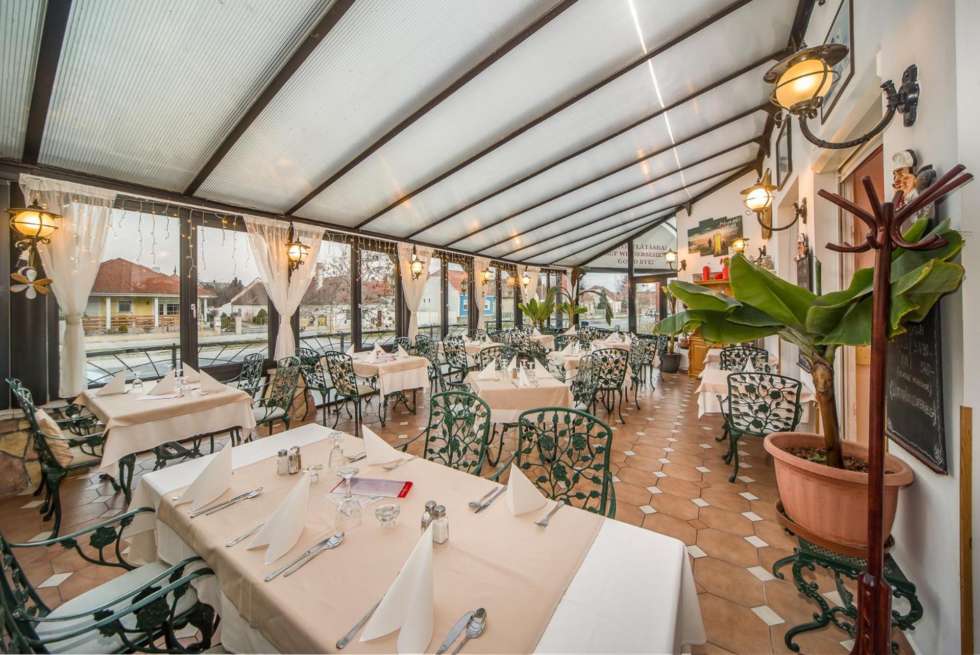 Hotel Piroska บุค ภายนอก รูปภาพ